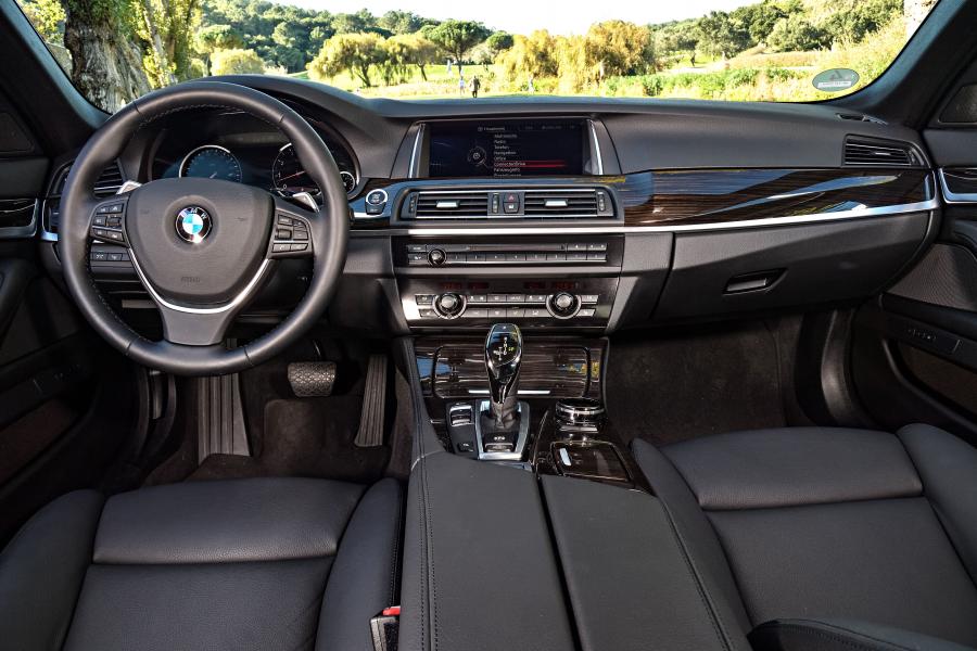 Торпедо BMW 535i Sedan Luxury Line (F10) 2013 года  (фото 27 из 40)